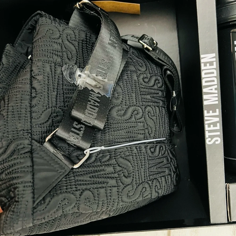 Steve Madden Backpack Bottle Earbud Case 3 Pc Gift Set - Picture 5 of 8